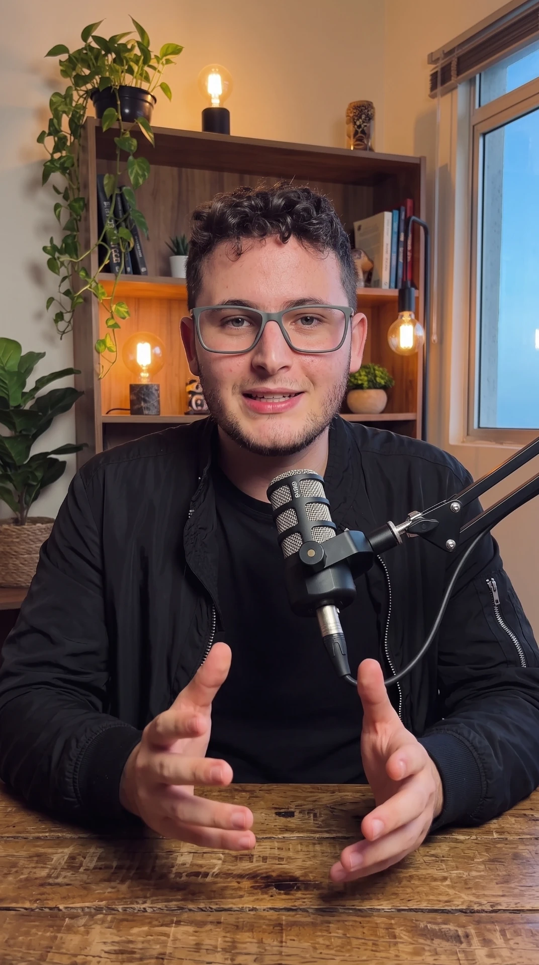Daniel Augusto sentado à mesa com microfone, falando sobre comportamento compulsivo