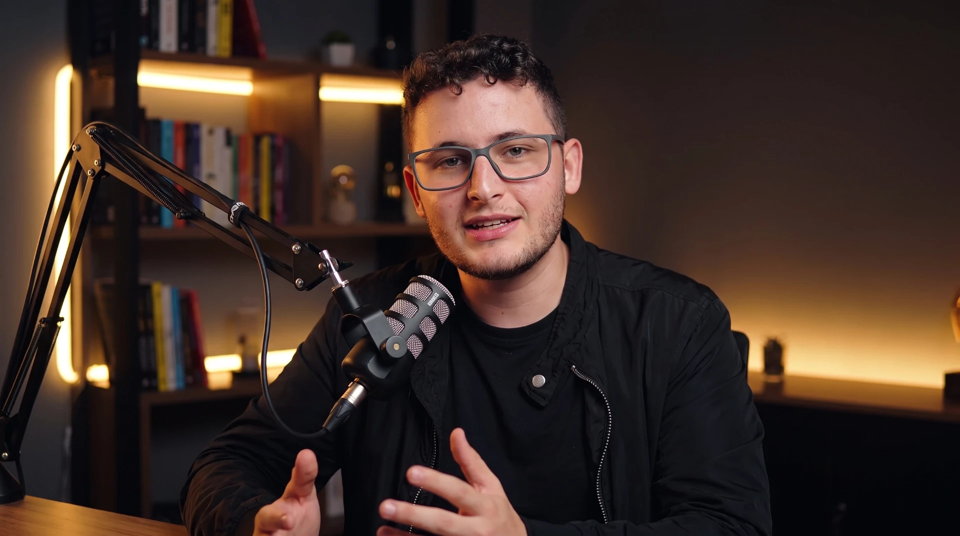 Daniel Augusto gravando uma aula ao vivo em seu estúdio